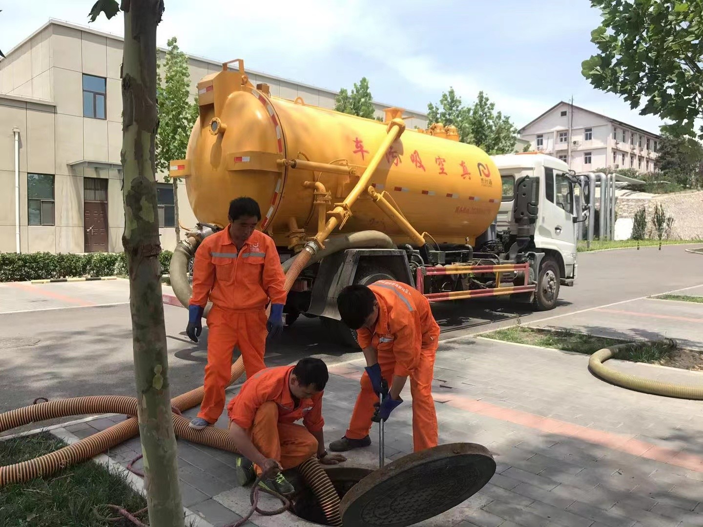 巴音郭楞管道疏通车停在窨井附近