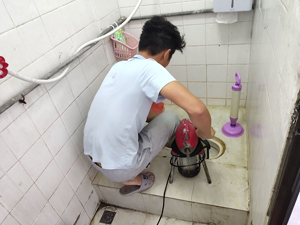 巴音郭楞肥皂掉到马桶里把马桶堵住了怎么办？马桶堵住了怎么办