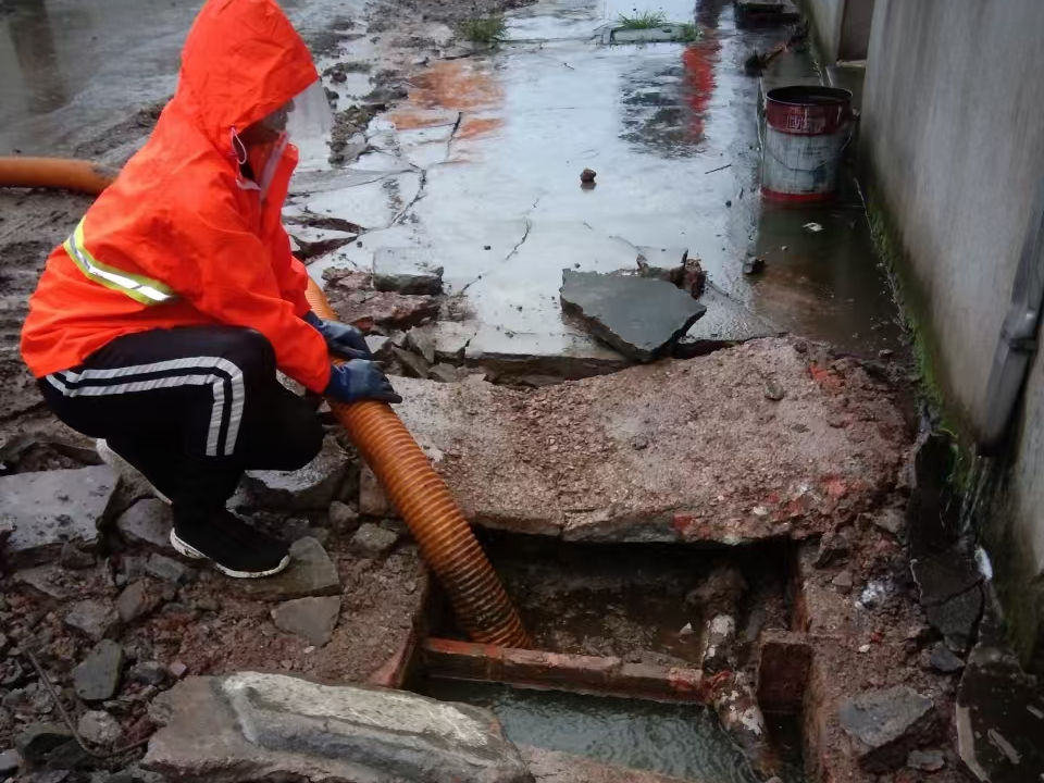 巴音郭楞专业清理污水池 炜誉市政以规范流程守护城市 “肠道”