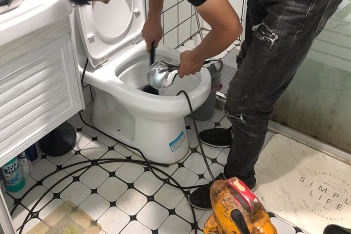 巴音郭楞马桶堵塞自己疏通还是找师傅？专业上门服务让你省时更省心